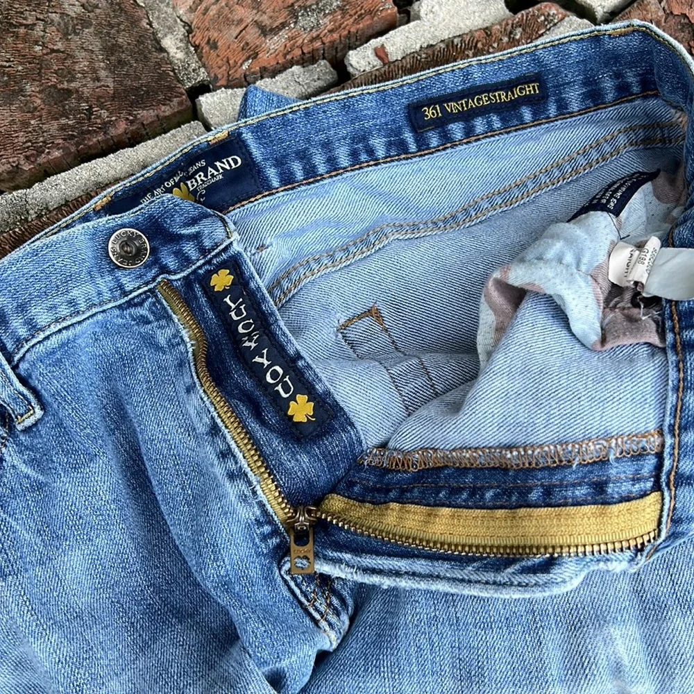 Lucky Brand 361 Vintage Straight distressed jeans size 34